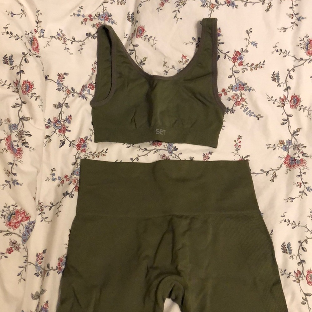 SETActive Olive Green workout set
